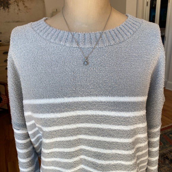 Cozy Gray and White Striped Sweater - Size L - Picture 2 of 8